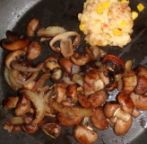 Essen : Pilze mit Zwiebel und Reis-Mais-Bratling