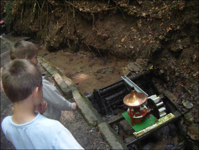 Maiwanderung 2009 : Schelmenklinge Lorch wo die Schelme Wasserspiele in den Bach bauten