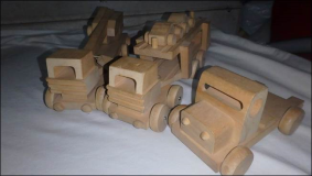 3 Spielzeug Lastwagen aus Holz