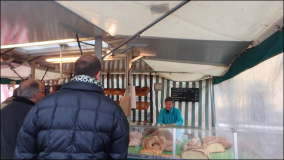 Brot beim Brotstand auf dem Marktplatz Nürtingen 2015-01-03