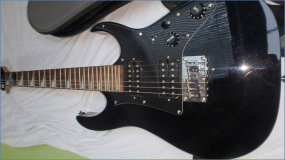Elektro E-Gitarre von Ibanez Black Night (Neupreis 200 Euro)