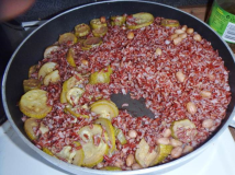 Roter Reis mit Zucchini und Erdnüssen