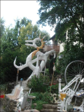 Entstehung Skulptur Galerievogel am Gehweg Farbe 2007-09-09