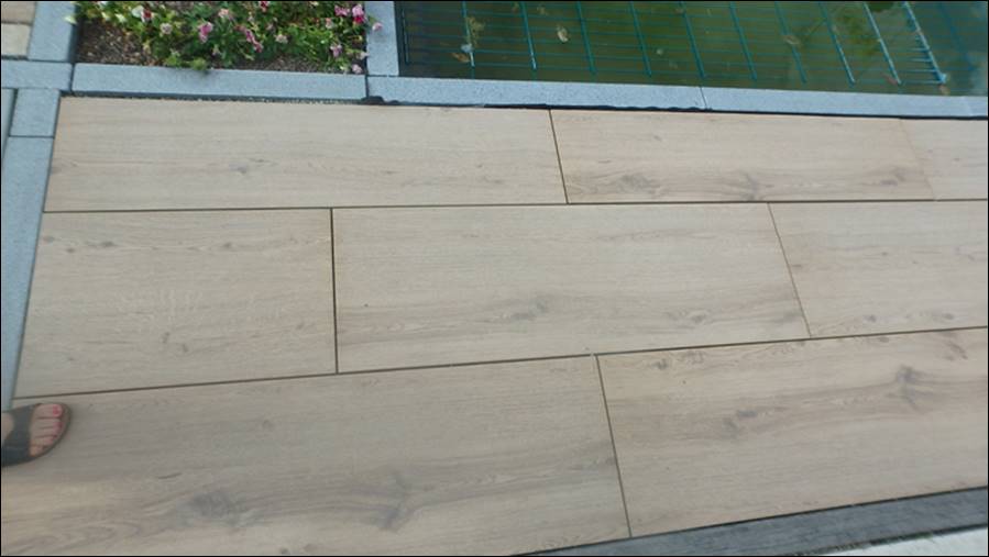 Terrassenplatten in Holzoptik.