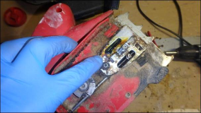 Elektrische Motorsäge defekt. Stromkabel selber repariert.