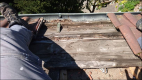 Der Dach Übeltäter. Kaputte Dachplatten ersetzen.