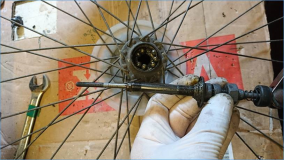 Fahrrad: Hinterrad wackelt, Achse gebrochen