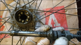 Fahrrad: Hinterrad wackelt, Achse gebrochen