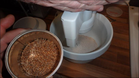 Küche: Bosch Küchenmaschine zum feinen Mahlen von Dinkel