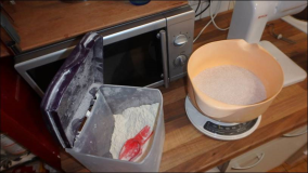 Küche: Bosch Küchenmaschine zum feinen Mahlen von Dinkel