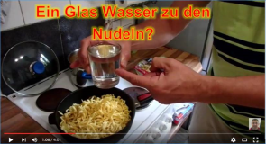Kochen Experiment: Ein Glas Wasser in die Nudeln kippen