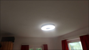 Dimmbare LED Deckenleuchte im Zimmer eingebaut
