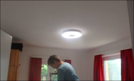 Dimmbare LED Deckenleuchte im Zimmer eingebaut