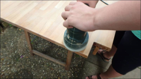 Tisch aus alt mach neu: Reinigen und Schleifen