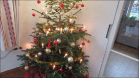 Weihnachtsbaum ist geschmückt