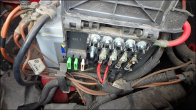 Sicherungen VW im Motorraum, vor der Batterie